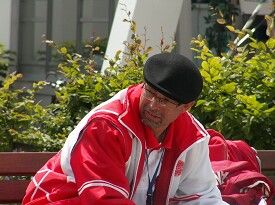 Holdleder Peter holder øje med sit hold.